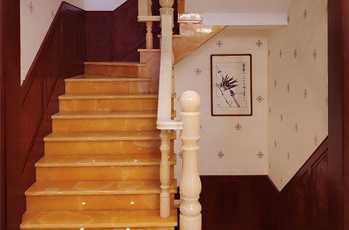 文成中式别墅室内汉白玉石楼梯的定制安装装饰效果